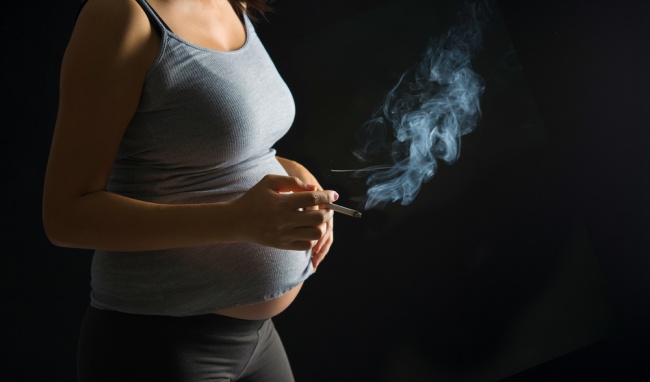 Phụ nữ mang thai hút thuốc lá có nguy cơ cao thai lưu